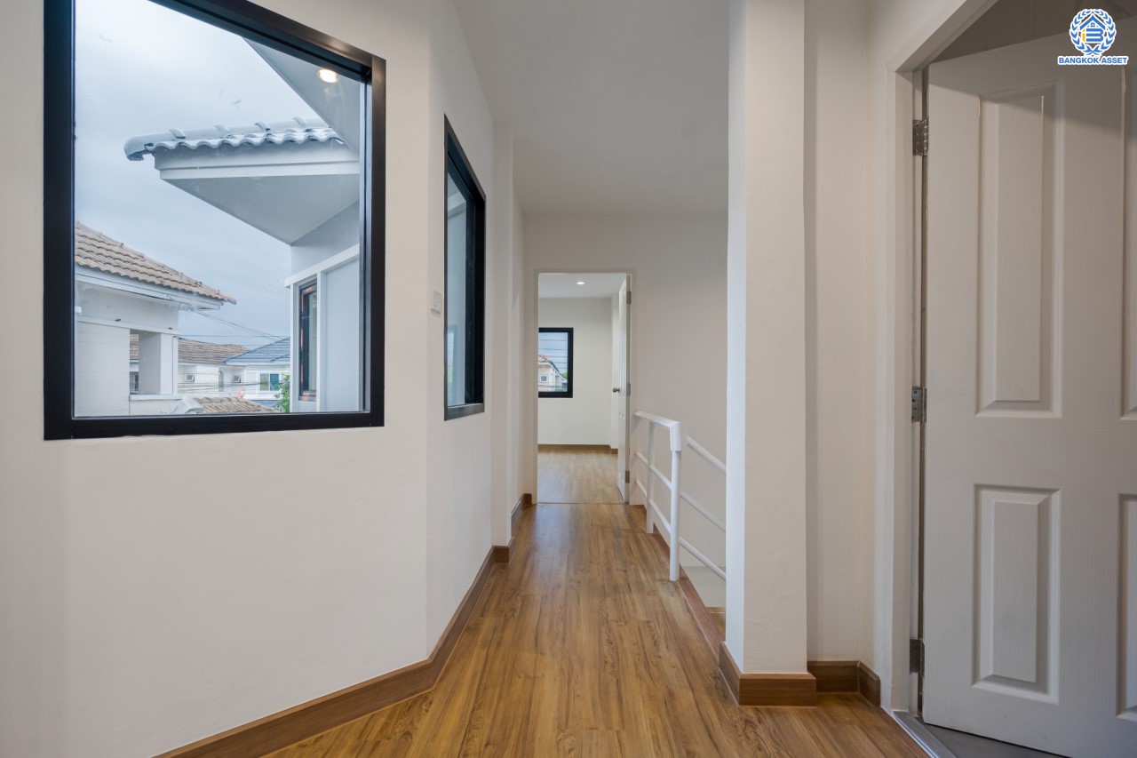 บ้านมือสองตกแต่งใหม่ ม.เศรณีลากูน วัดลาดปลาดุก ตอบโจทย์ทุกการใช้ชีวิต เนื้อที่ 50 ตร.ว. ฟังก์ชัน 3 ห้องนอน 3 ห้องน้ำ ทำเลเดินทางง่าย สะดวกสบายใกล้รถไฟฟ้าสายสีม่วง "สถานีคลองบางไผ่", ทางด่วน "กาญจนาภิเษก" และห้างสรรพสินค้าเซ็นทรัลเวสต์เกต